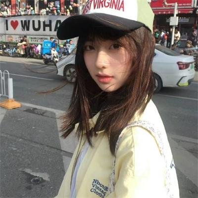 穿条纹衣的男孩